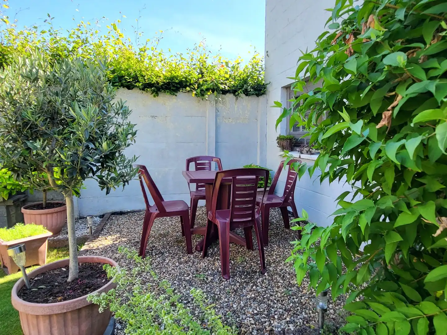 Deze ruime halfopen bebouwing met een bewoonbare oppervlakte van 134 m² is rustig gelegen aan de stadsrand. foto 7