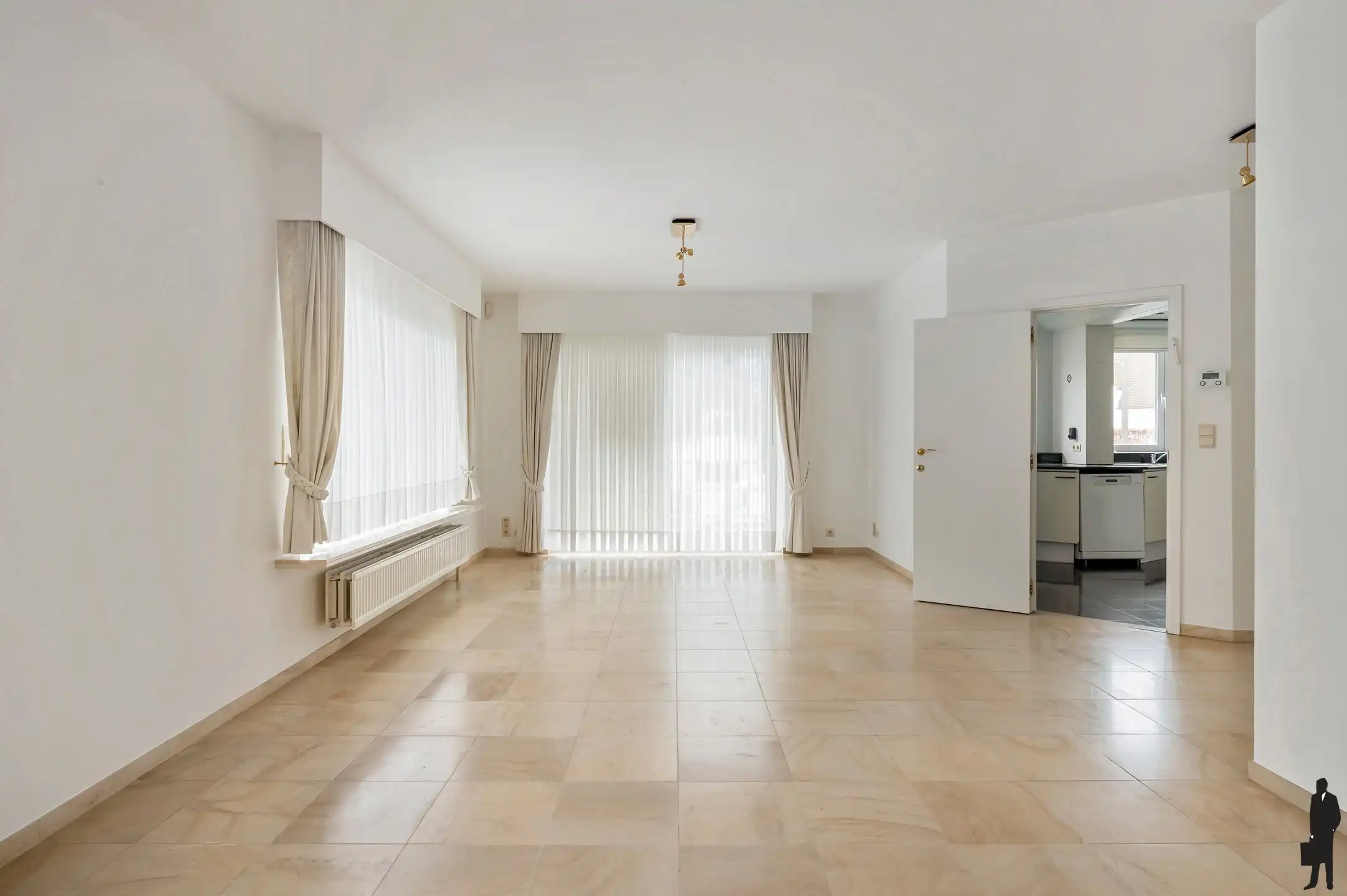 Ruim villa-appartement met 4 slaapkamers & garage foto 4