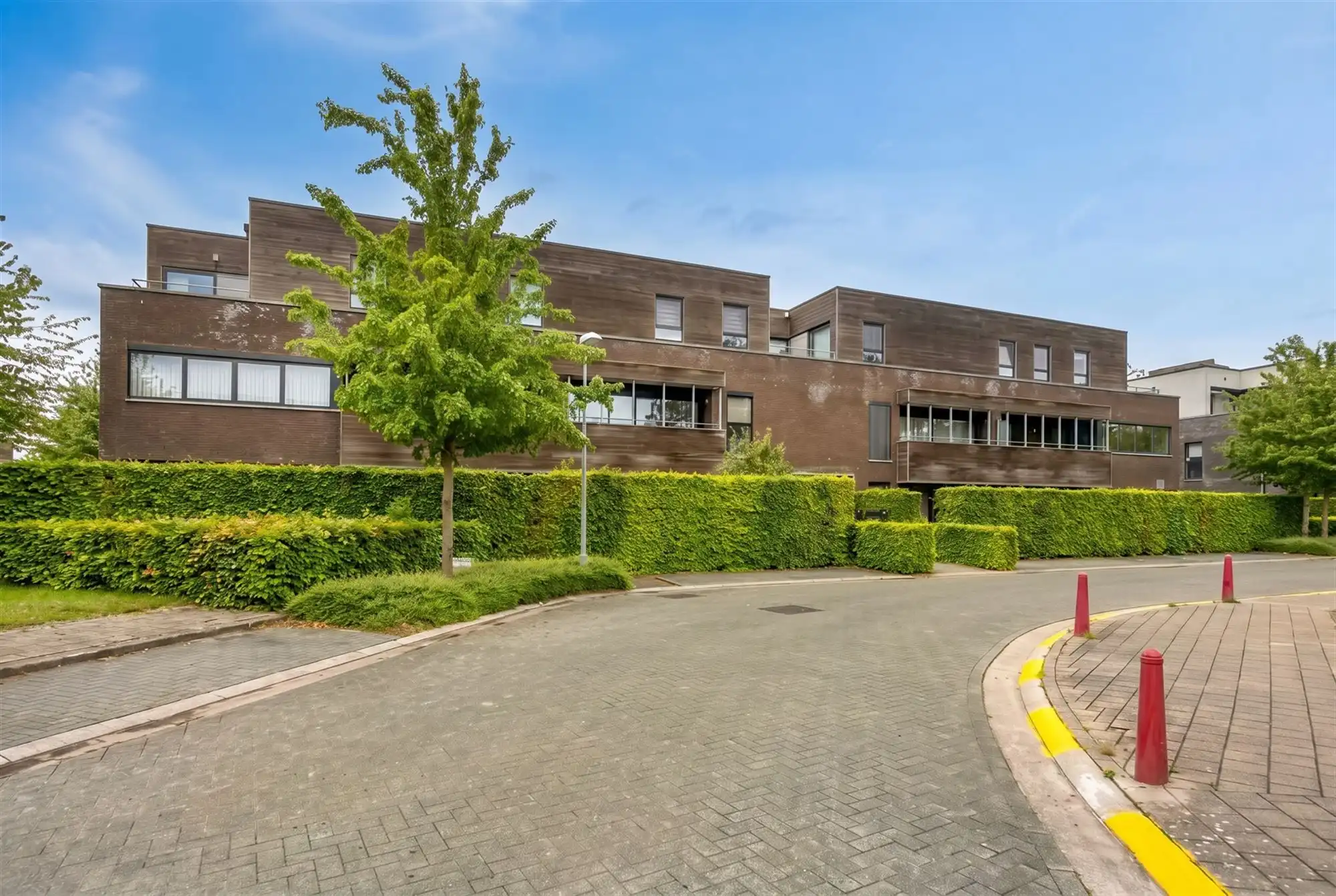 Hoogwaardig afgewerkt gelijkvloers appartement met terras foto {{pictureIndex}}