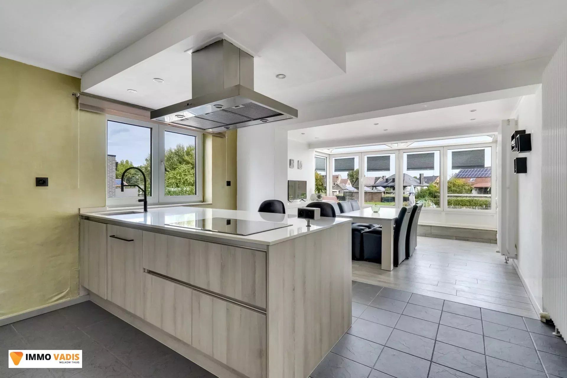 Instapklare halfopen woning met tuin en twee garages foto 6
