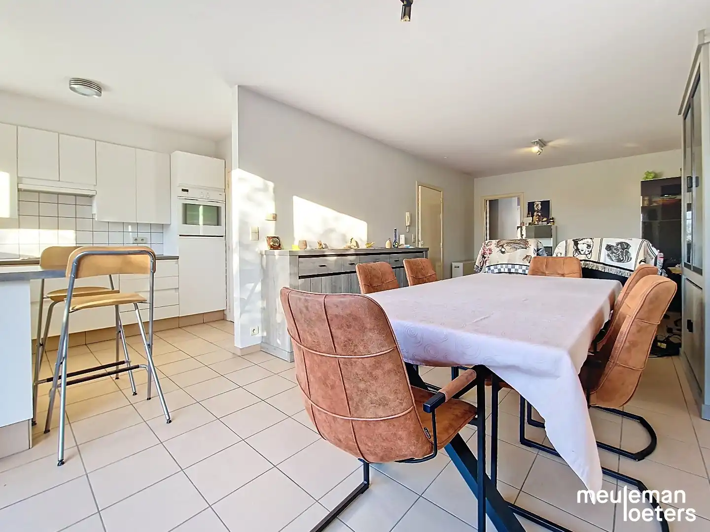 Lichtrijk appartement met terras en parking foto 7