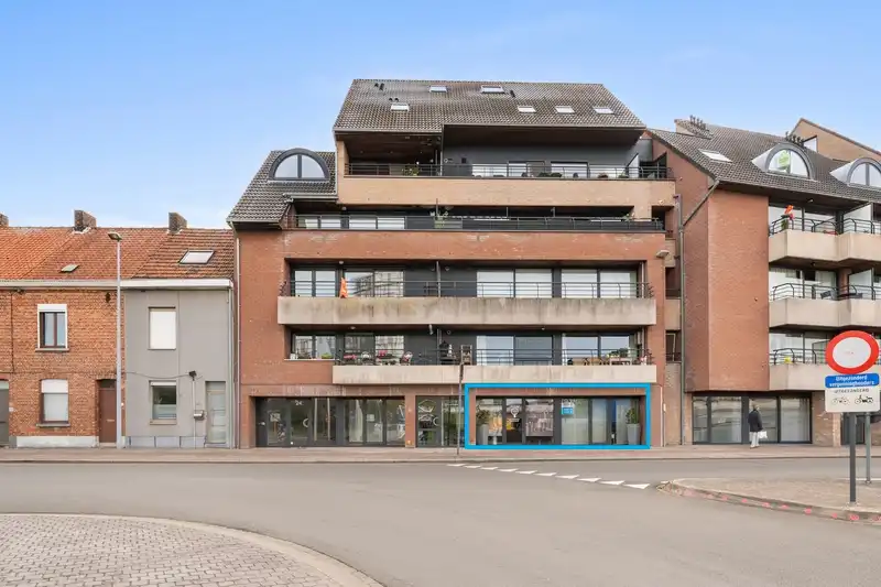 Roeselare-Centrum – Luxueus appartement met commerciële mogelijkheid foto {{pictureIndex}}