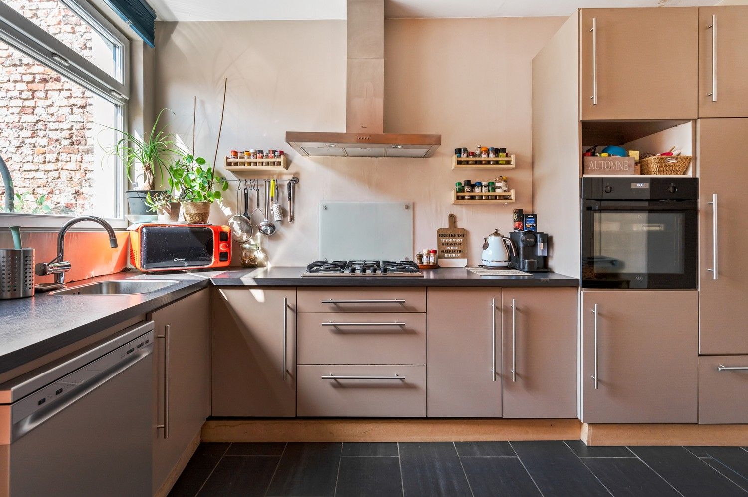Woning met 3 slaapkamers, tuin en kelder te koop in Merksem! foto 5