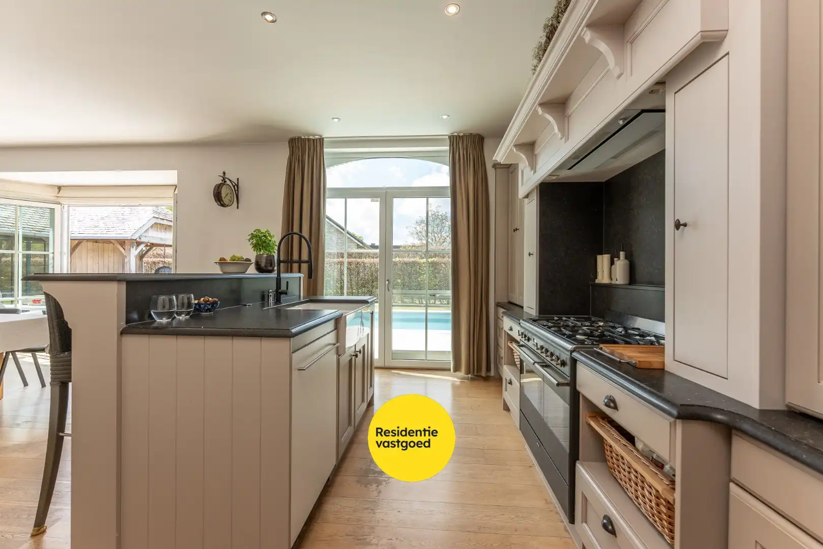 Exclusieve villa met zwembad en poolhouse in de nieuwe St-Annawijk te Sint-Andries foto 7