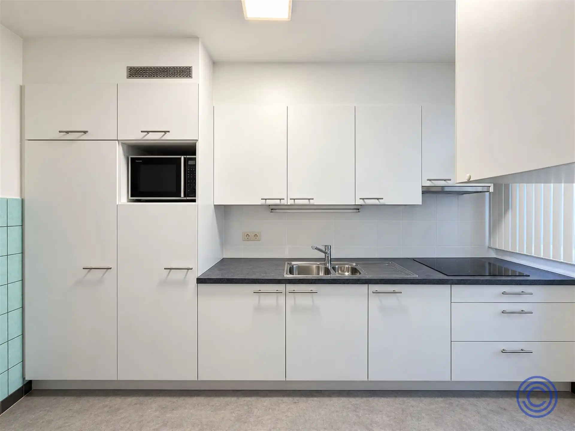 Op te frissen 2-slpk appartement met terras in rustige woonwijk! foto 3