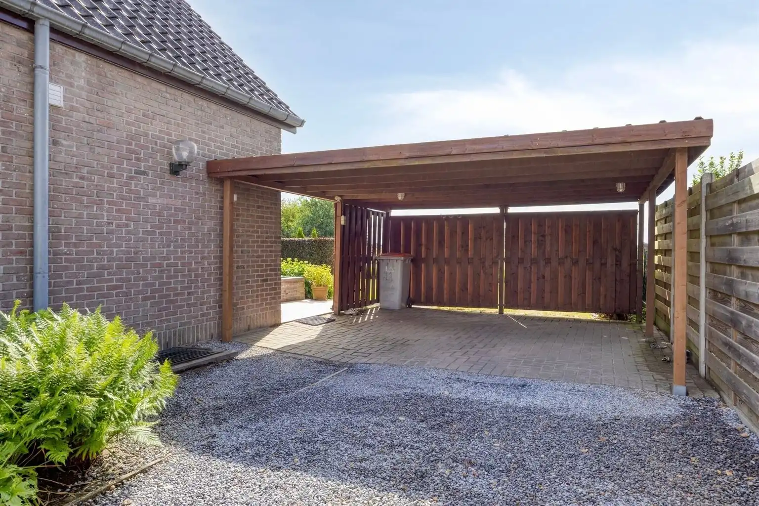 Toffe, vrijstaande split-level woning met 4 slaapkamers, inpandige garage, prachtig aangelegde tuin en zonnepanelen, rustig gelegen in het landelijke Ophoven.  foto 43