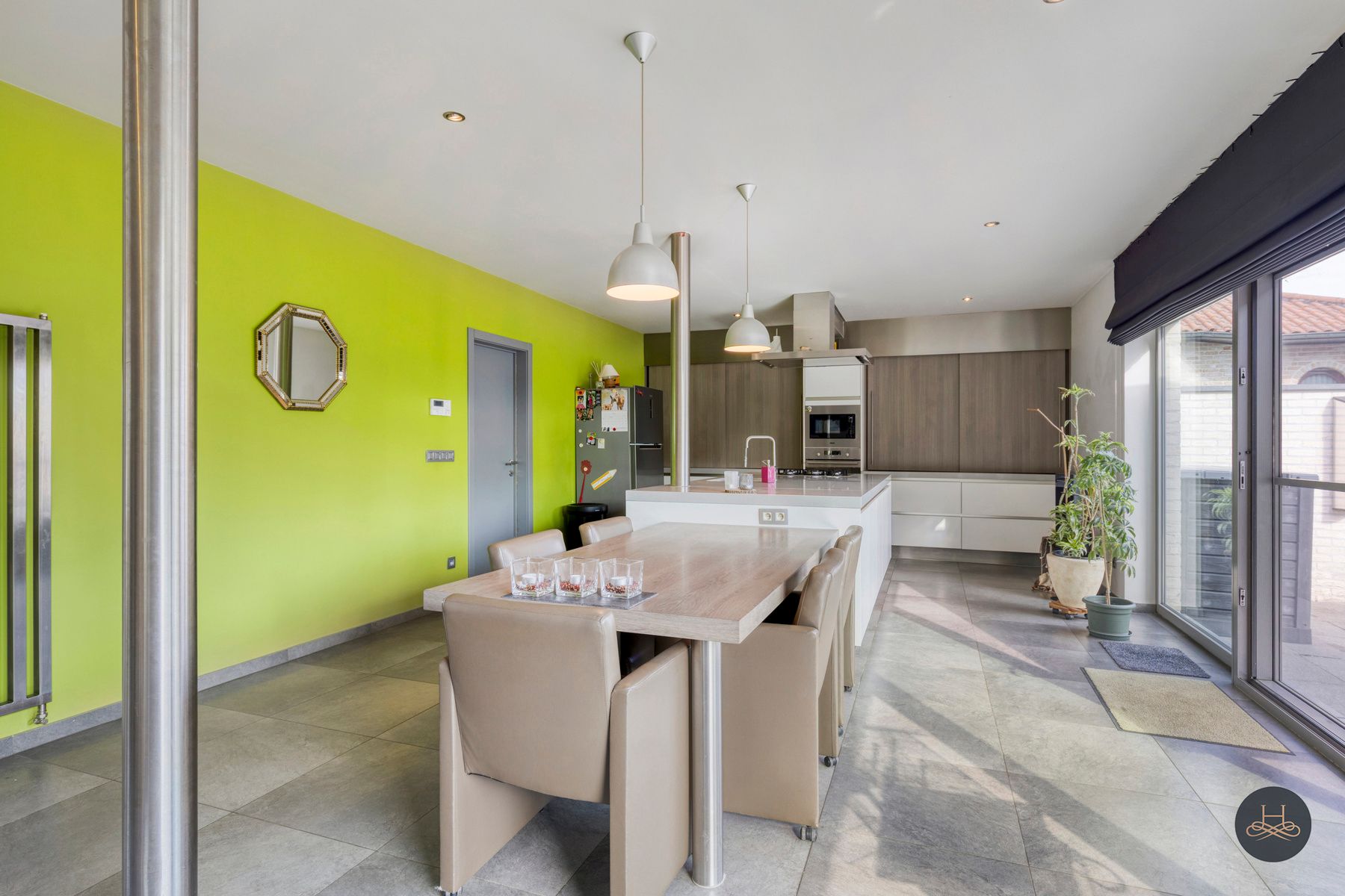 Ruime en recente woning met zwembad foto 9
