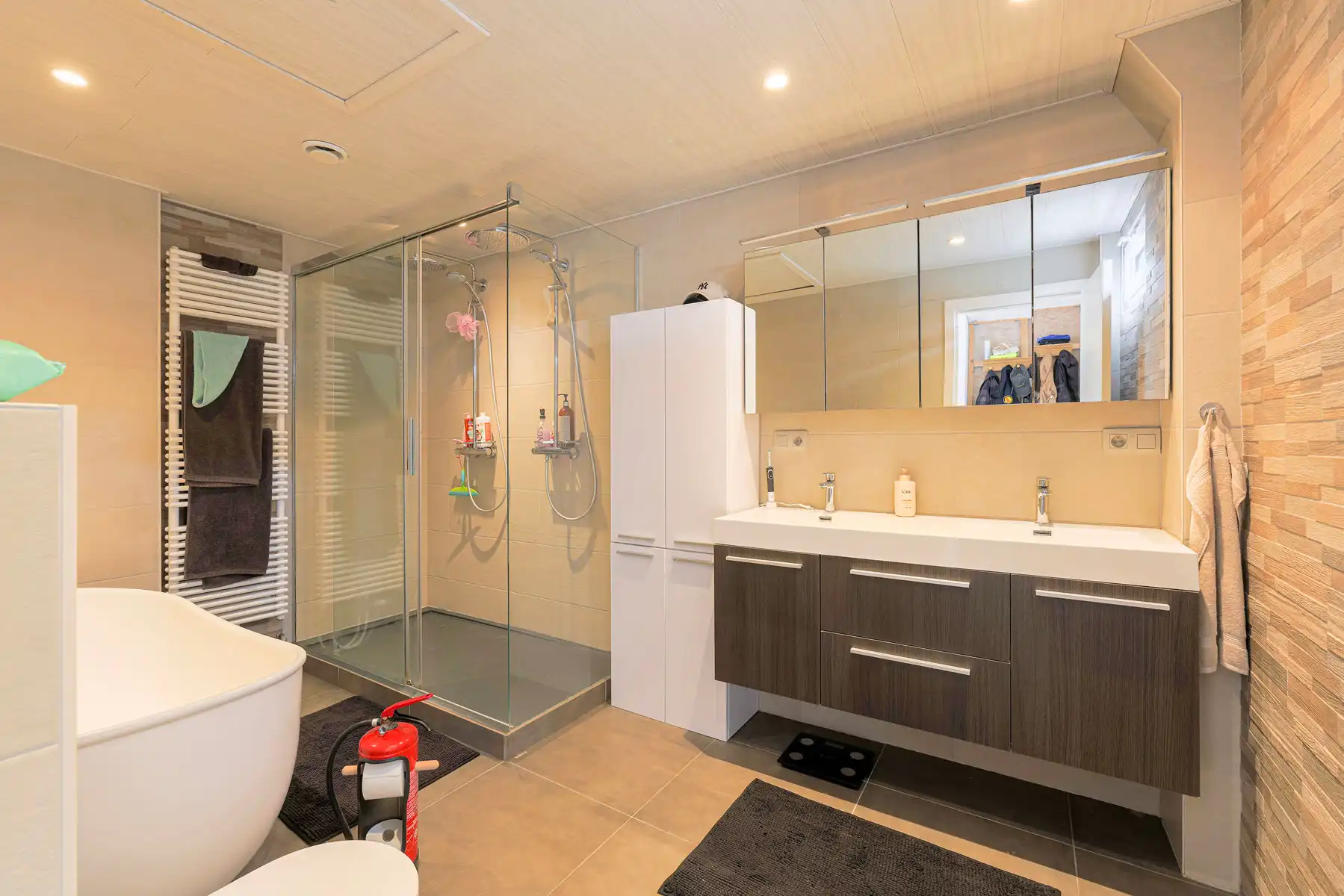 Gerenoveerde gezinswoning met 3/4 slaapkamers, garage en tuin foto 12