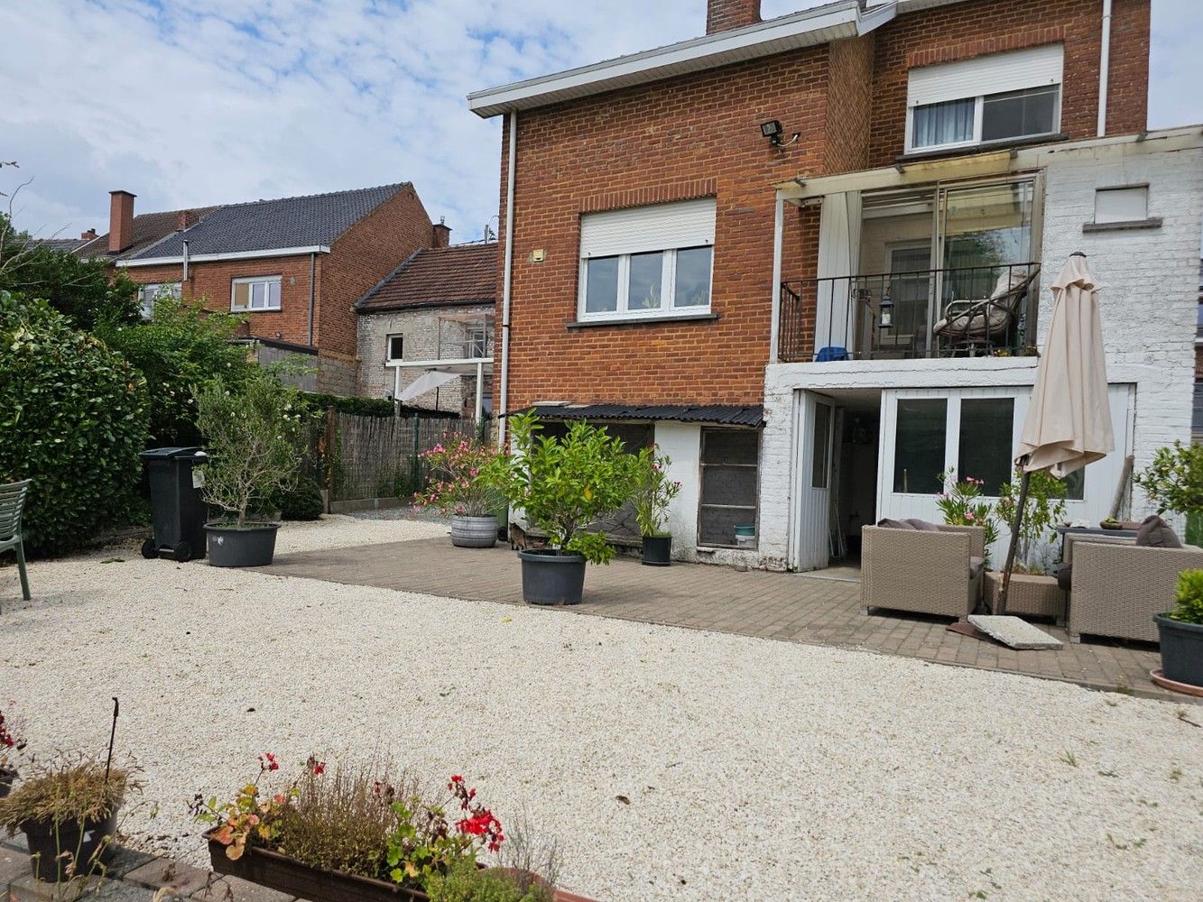 Ruime, solide woning met grote kelder, terras en tuin foto 3