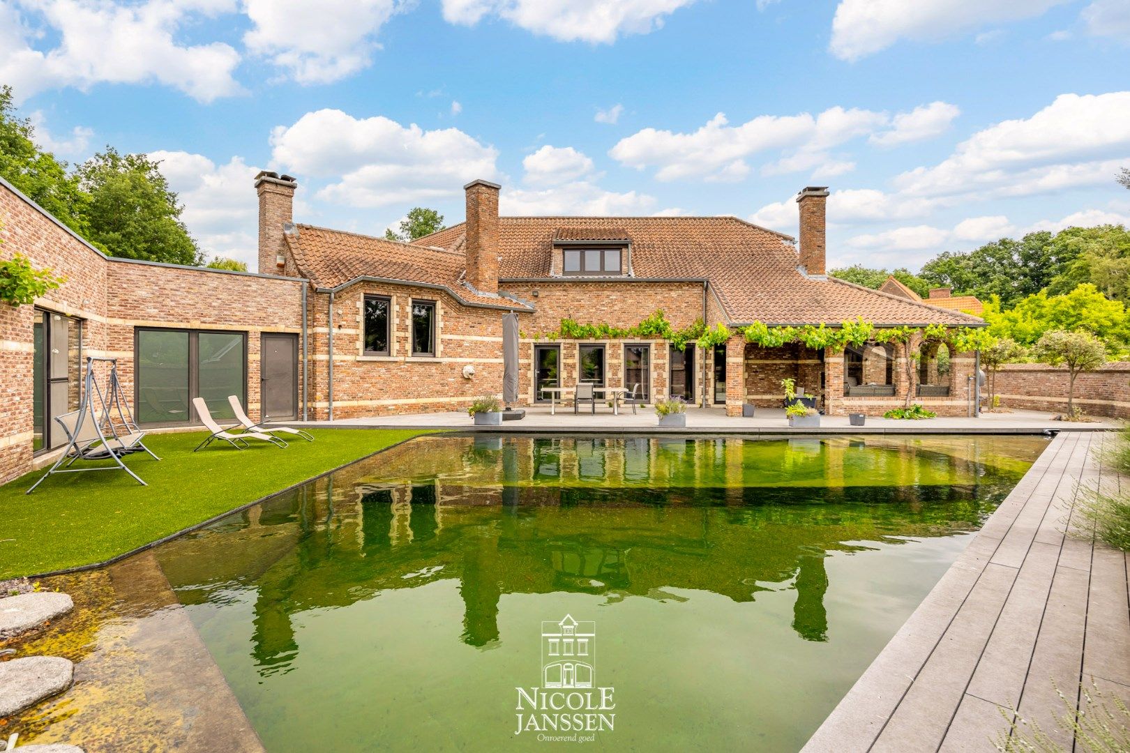 Exclusieve, authentieke villa met binnenzwembad op een rustige locatie foto {{pictureIndex}}