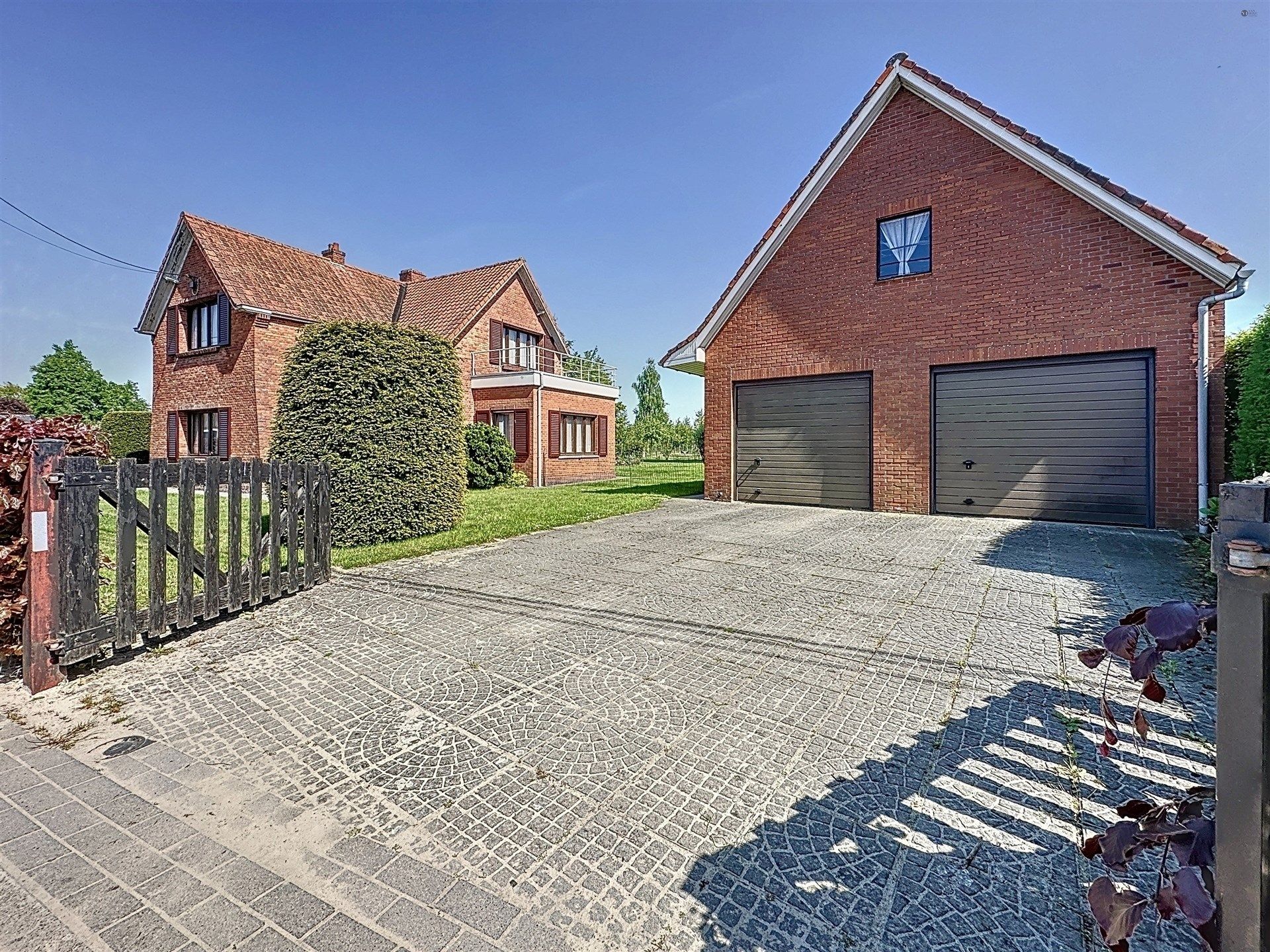 Hoofdfoto van de publicatie: Woning met bijgebouw (88m²) op breed perceel van 1562m² 