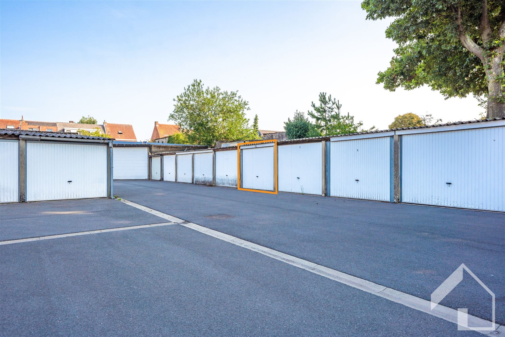 Ruim op te frissen 3-slaapkamerappartement met garage  foto 14
