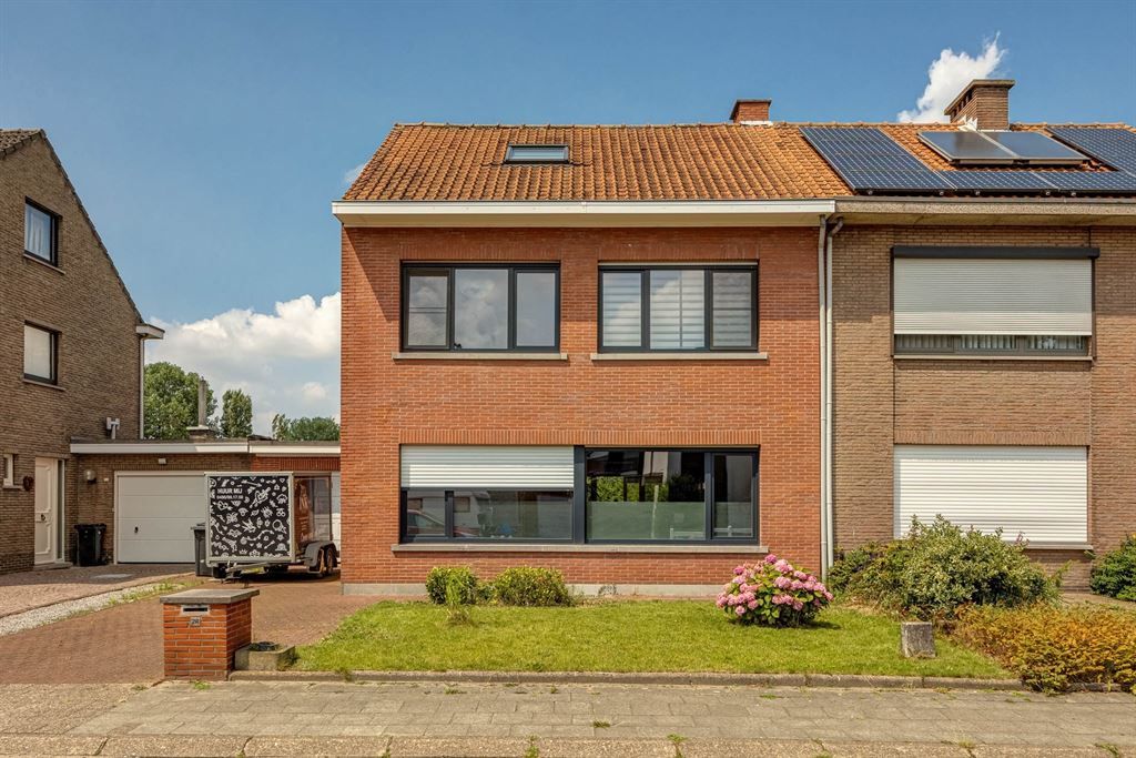 Ruime woning met garage en grote tuin foto 30