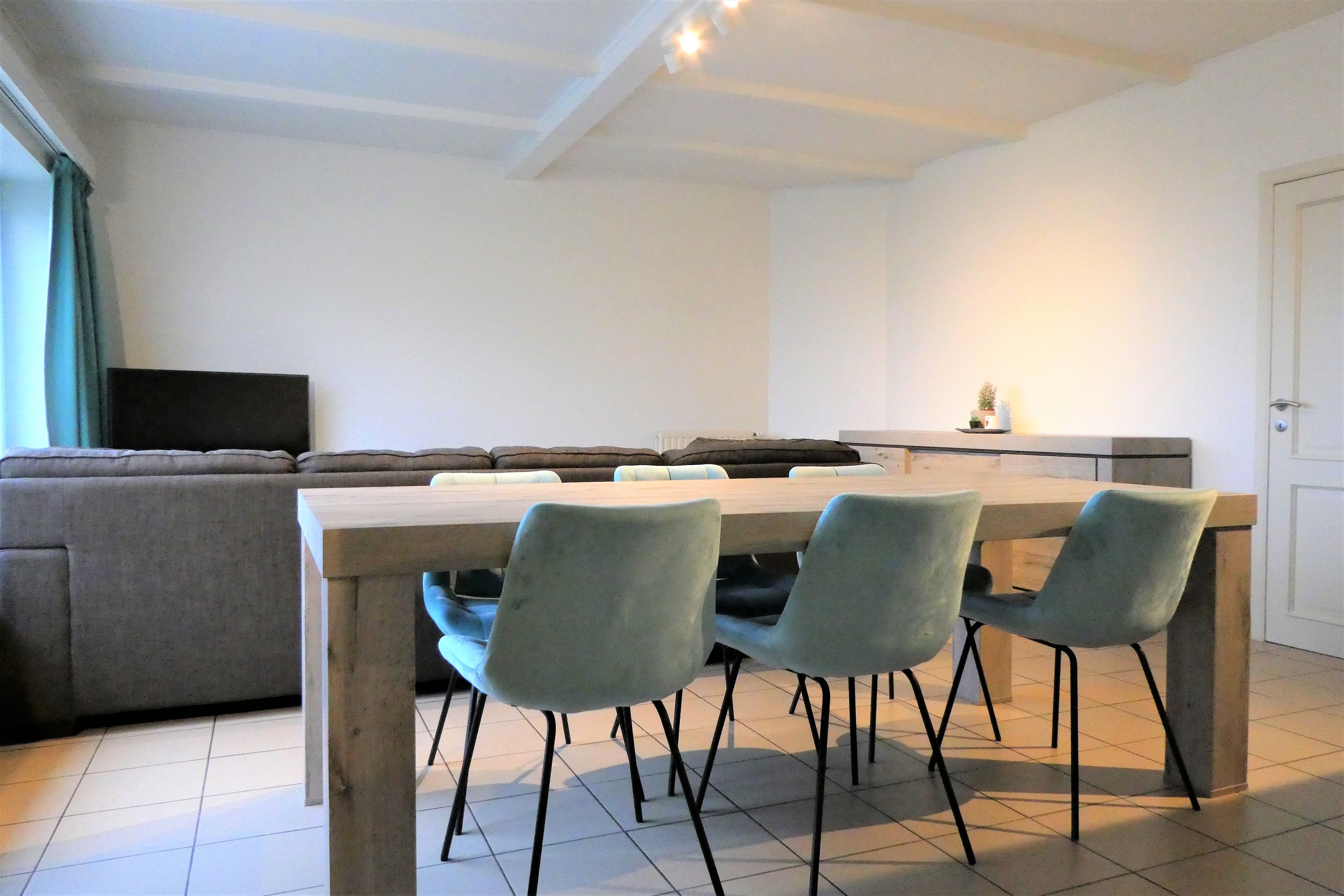 Prachtige koppelwoning met zonnig terras van 16m² en 2 autostaanplaatsen. Veel lichtinval door de grote ramen. foto 2