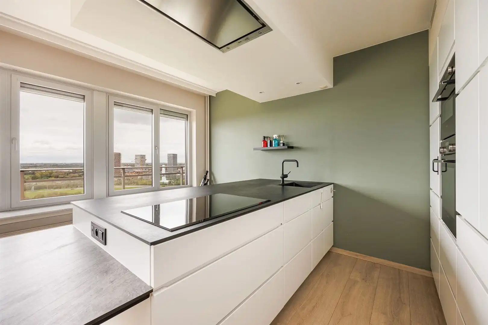 Gerenoveerd appartement met adembenemende zichten foto 3