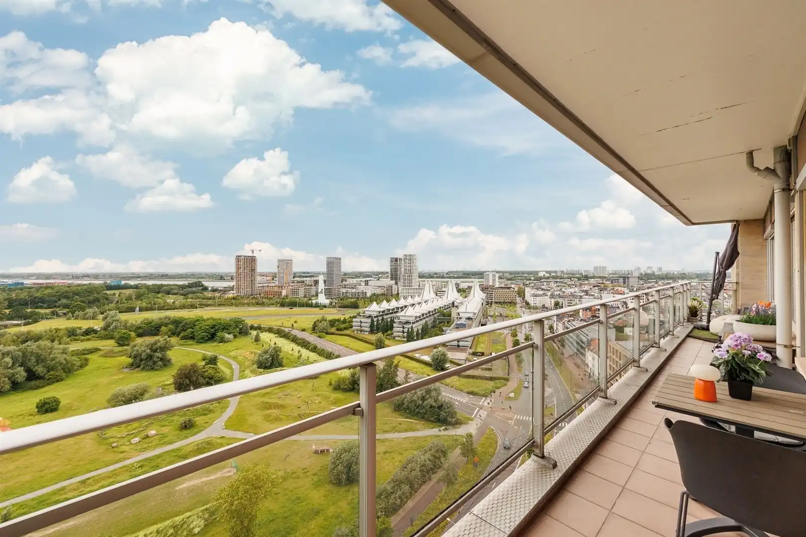 Volledig gerenoveerd appartement met exclusief uitzicht op de stad, EPC B en zonnig terras foto 3