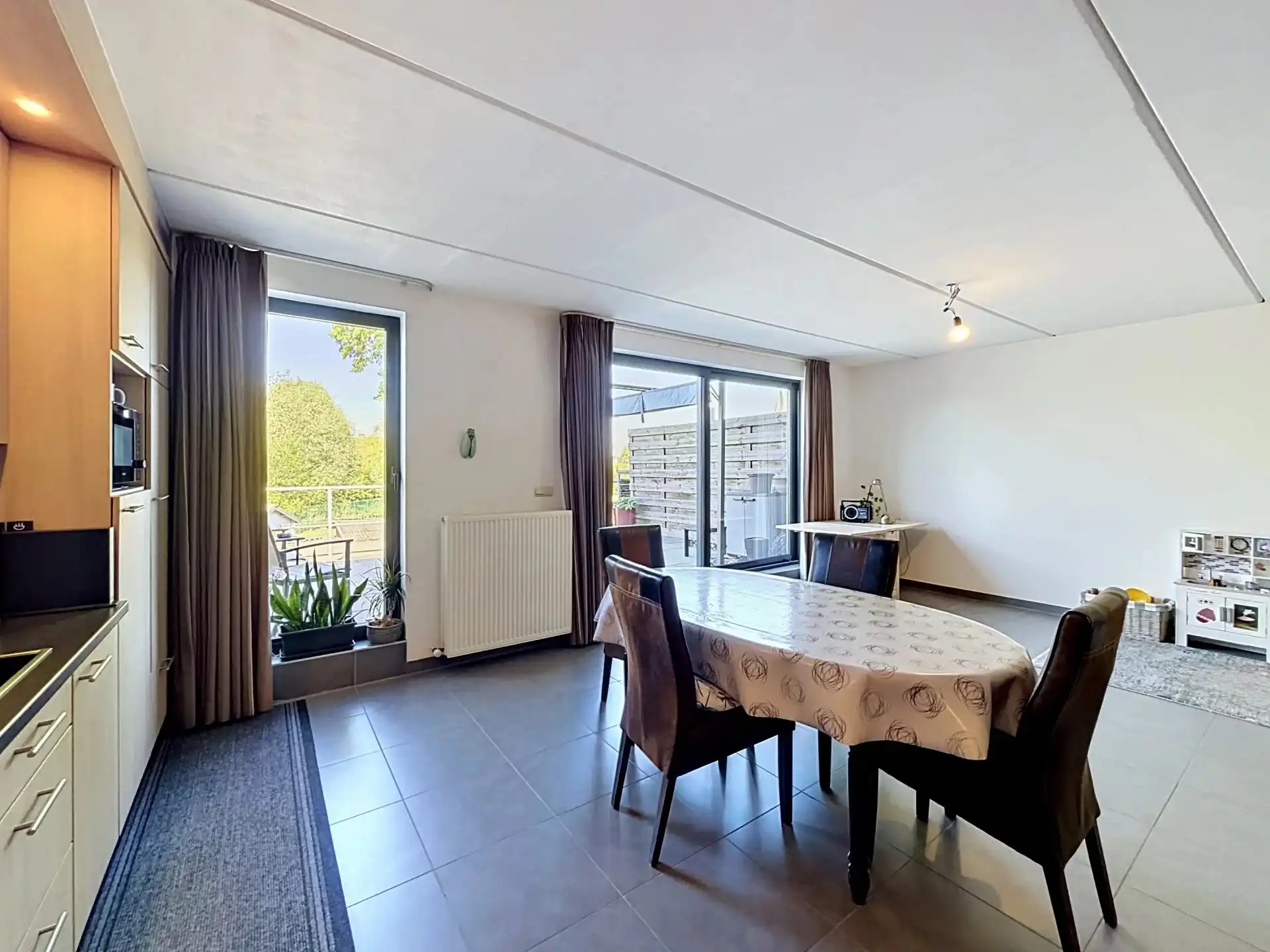 Ruim appartement met 2 slaapkamers, groot terras en staanplaats. foto 7