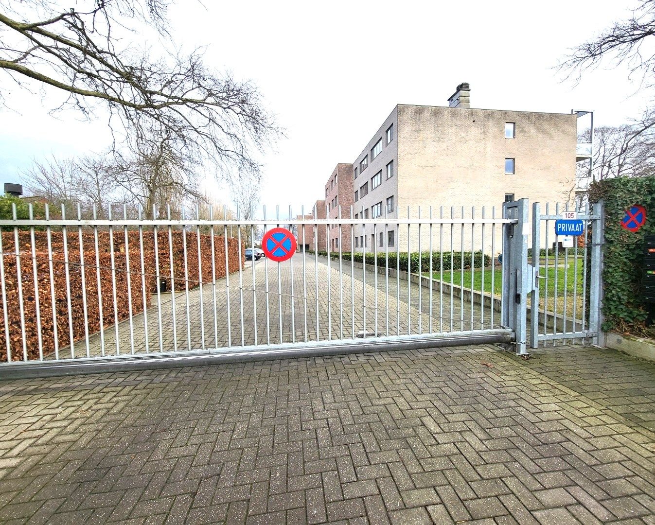 Schitterend appartement (3de verdieping) met ruim terras....buiten stadscentrum. foto 3