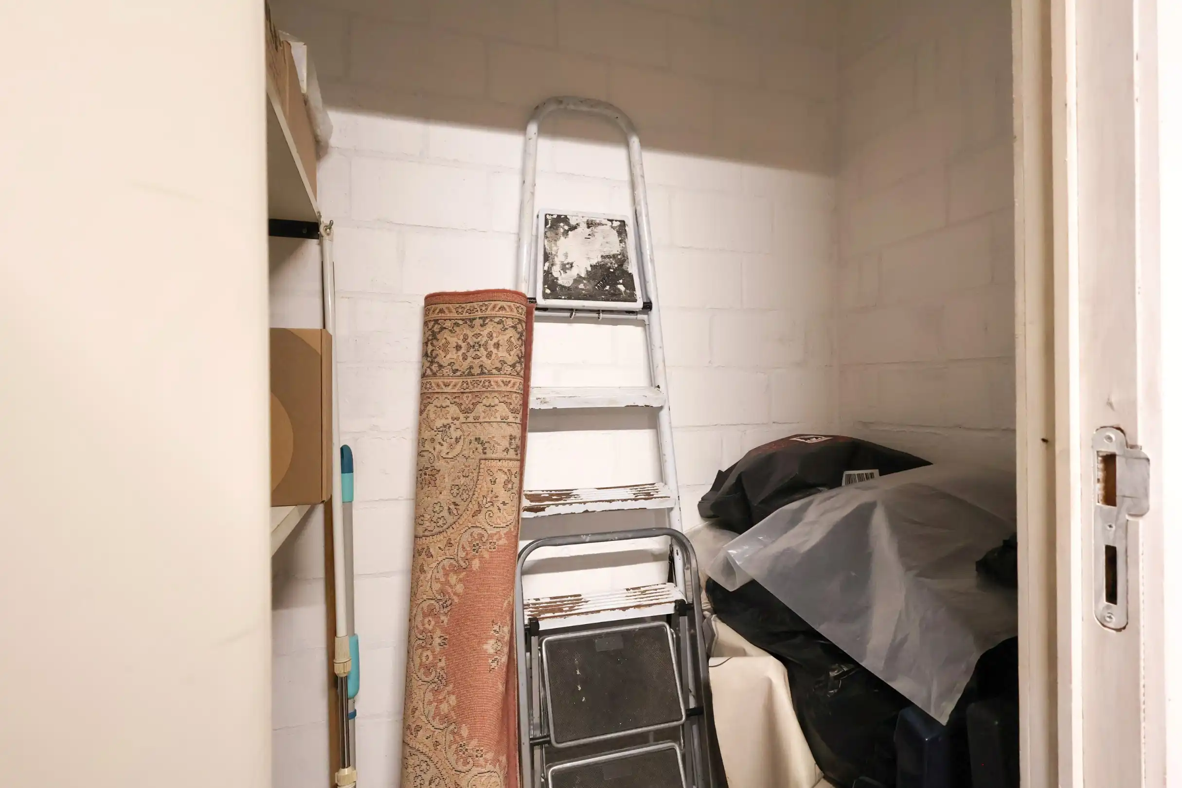 Studio met eigen terras, kelder en parkeerplaats foto 19