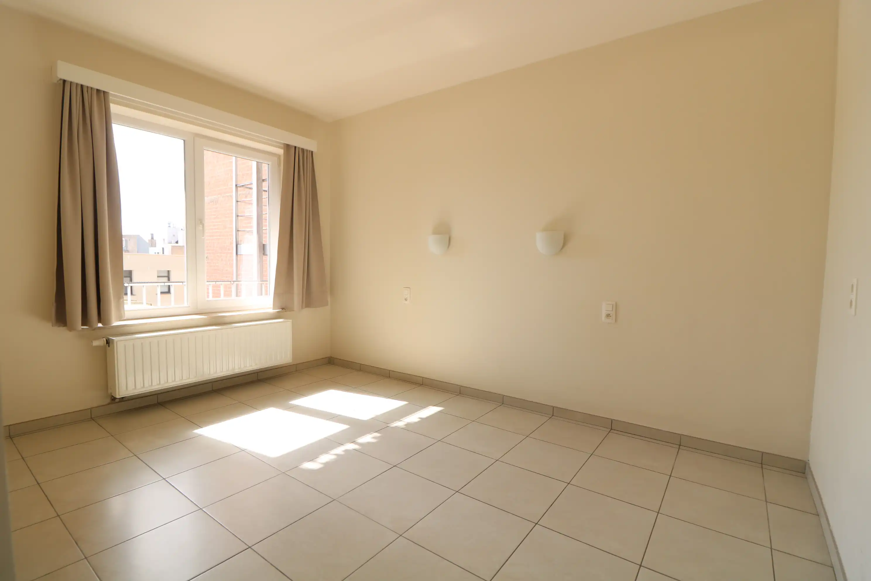 Bijzonder ruim (90 m²), hedendaags 2-slaapkamerappartement met prachtig frontaal zicht op zee.  foto 4