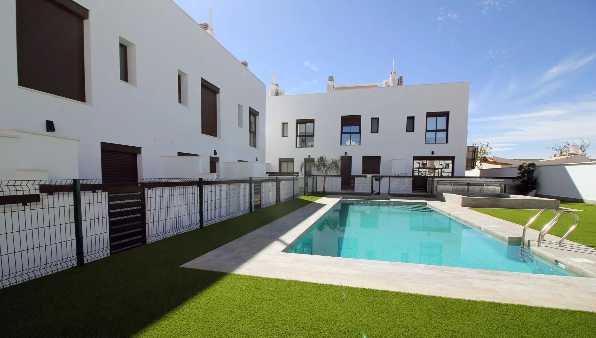 Zon, zee en stijlvol wonen: exclusieve vakantiewoningen in het hart van Pilar de la Horadada foto {{pictureIndex}}