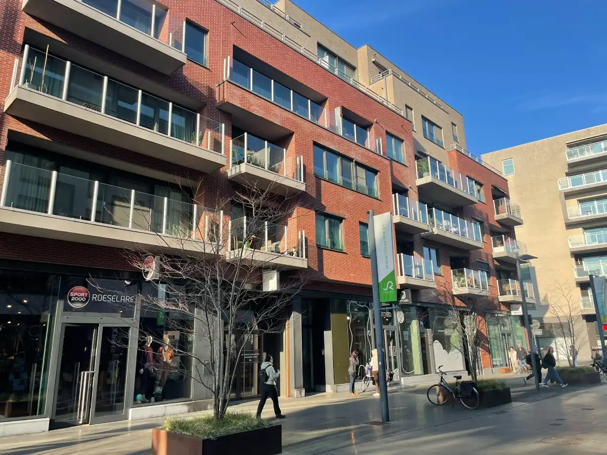 Instapklaar twee slaapkamer APP + terras, bergruimte & garage foto 3