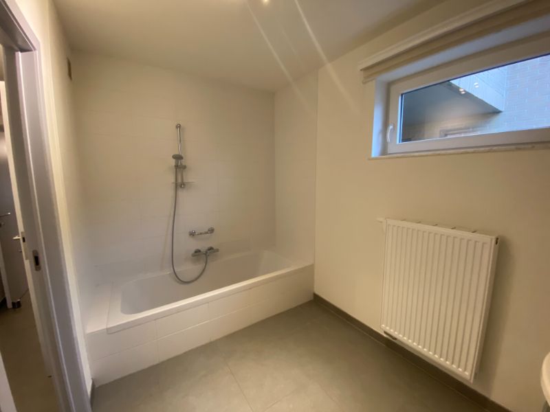Gelijkvloers appartement met voor- en achtertuin en garage foto 11