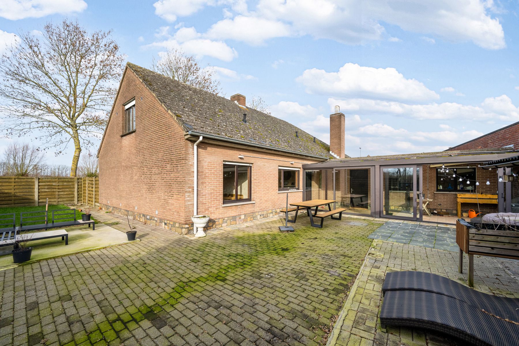 Alleenstaande woning met 4 slpk en tuin op 6,6 are  foto 2