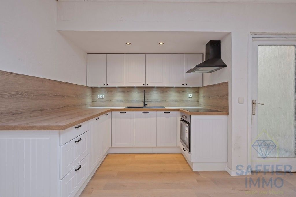 Gerenoveerde woning met extra magazijn in Harelbeke foto 2