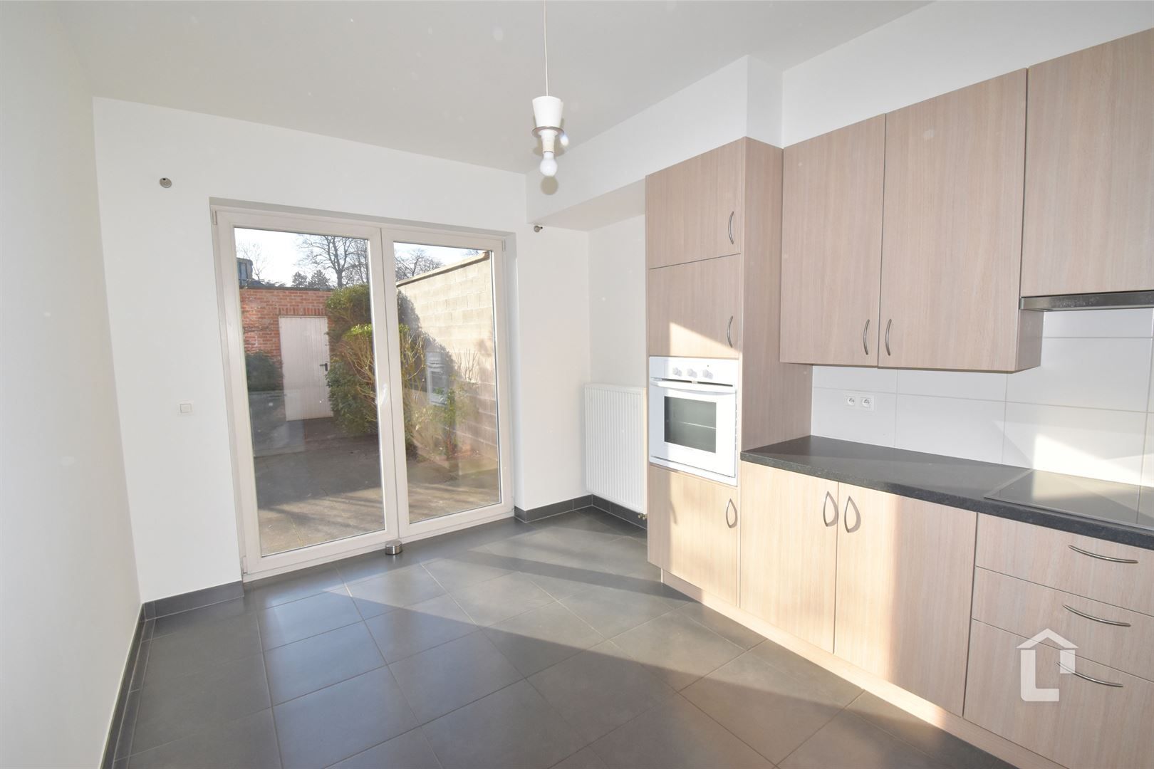 Ruim, recent gelijkvloers appartement in centrum Sint-Denijs-Westerm foto 4