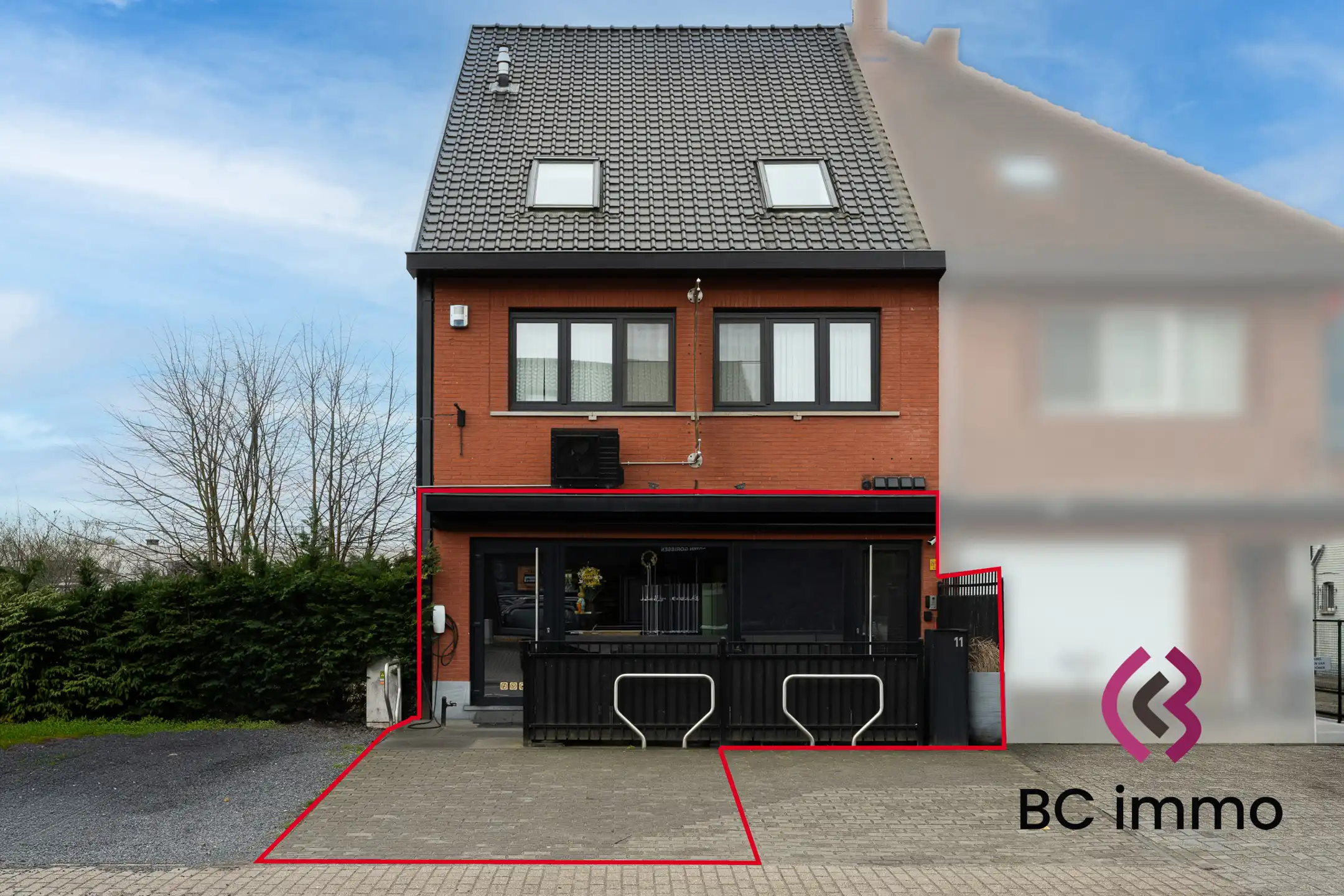 Verhuurde horecazaak met professionele keuken, tuin en ruime bijbouw te koop in Genk foto {{pictureIndex}}