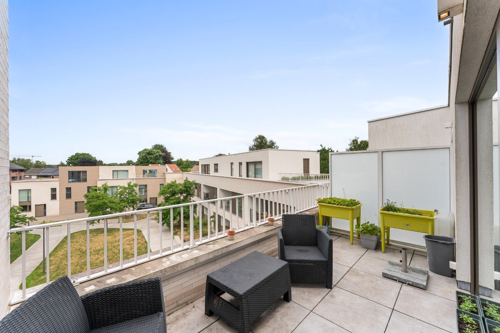 Recent 2-slpk appartement met terrassen op topligging te Sint-Michiels foto 2