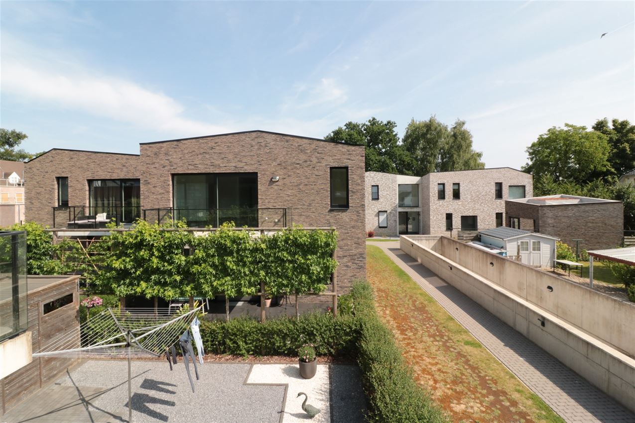 3 appartementen en 4 autostaanplaatsen foto 99