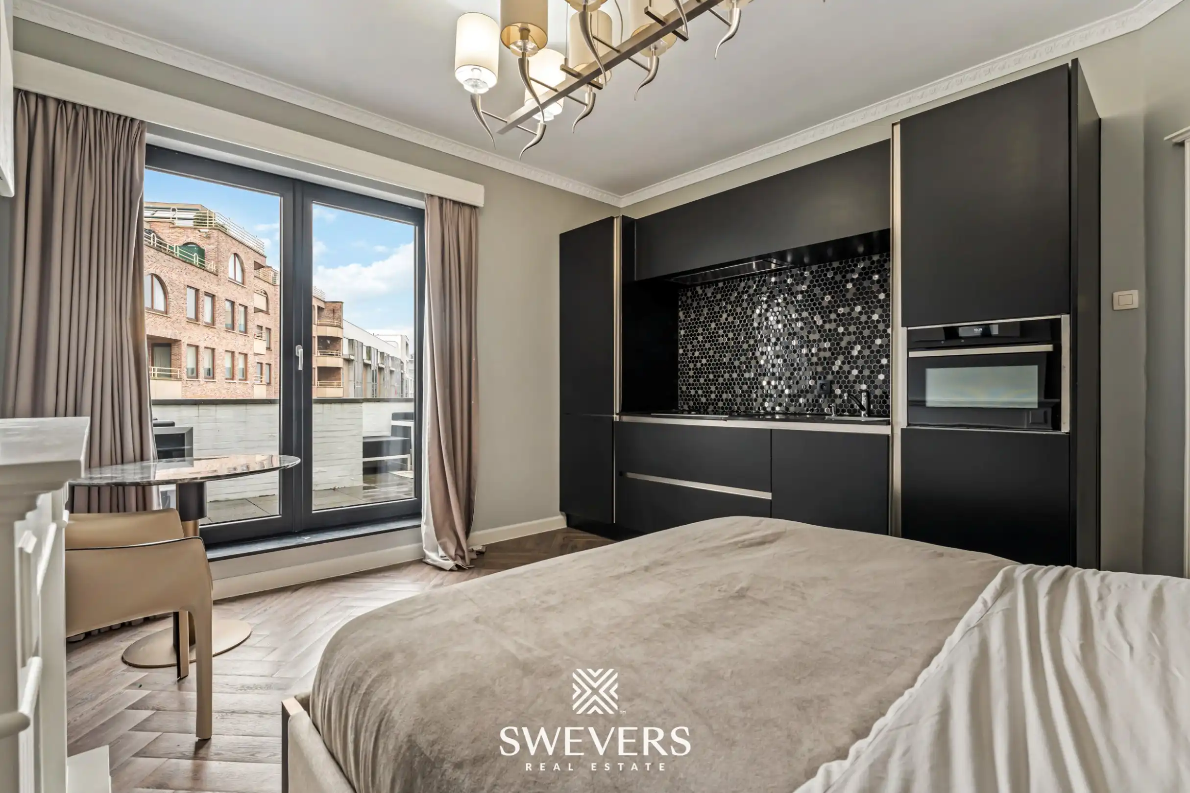 Exclusief gerenoveerde stadswoning met garage en drie terrassen in hartje Hasselt foto 28