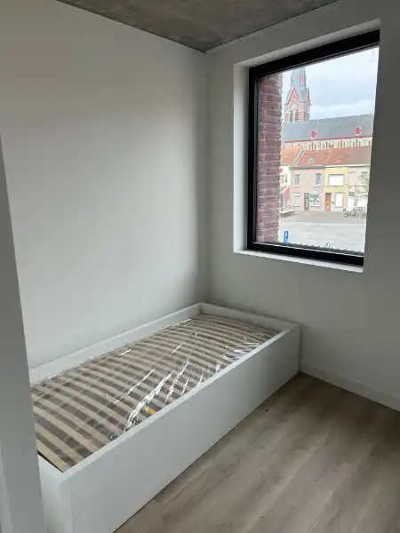 Nieuwe studentenkamer op een top locatie in centrum Kortrijk met zicht op plein. foto 3