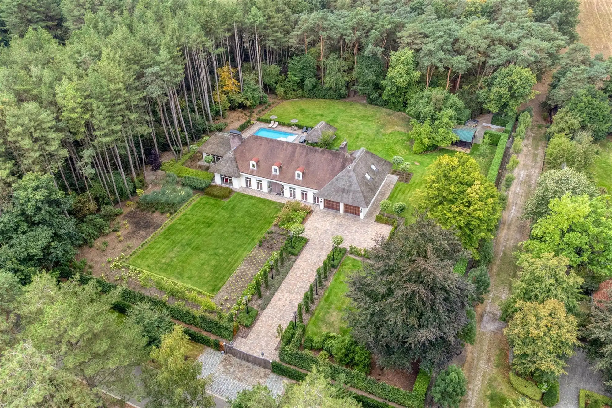 Landelijke luxe: unieke villa op 7.188 m² privé-domein foto 4