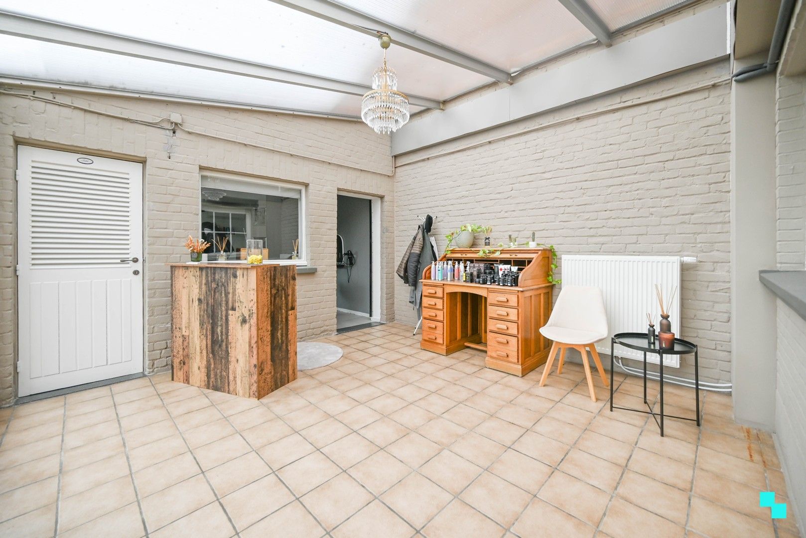 Ruime, gerenoveerde woning nabij centrum Oostrozebeke foto 12