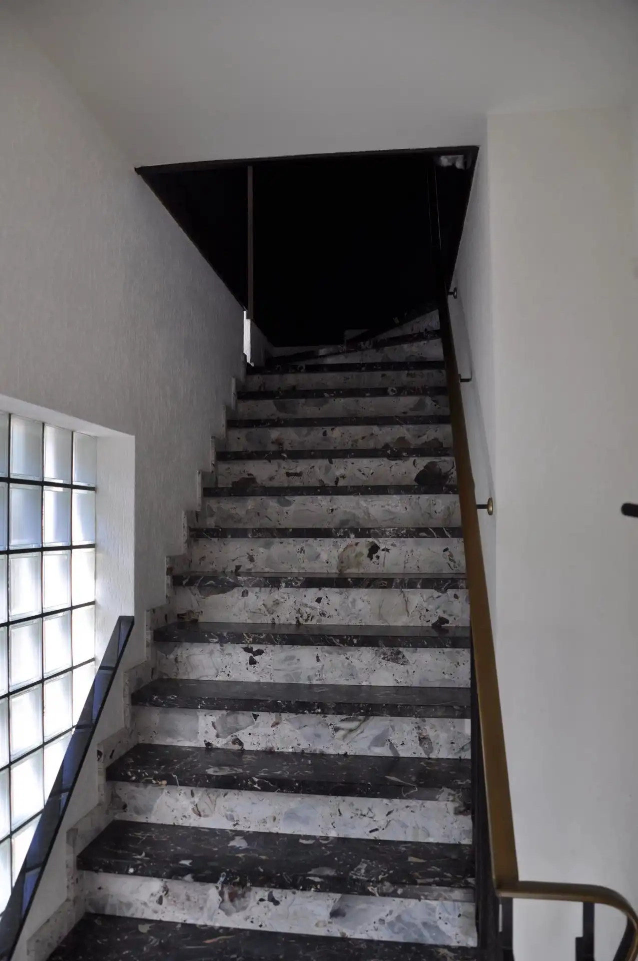 VERRASSEND RUIM EN RUSTIG GELEGEN APPARTEMENT VAN 126 M² NABIJ CENTRUM BILZEN foto 2