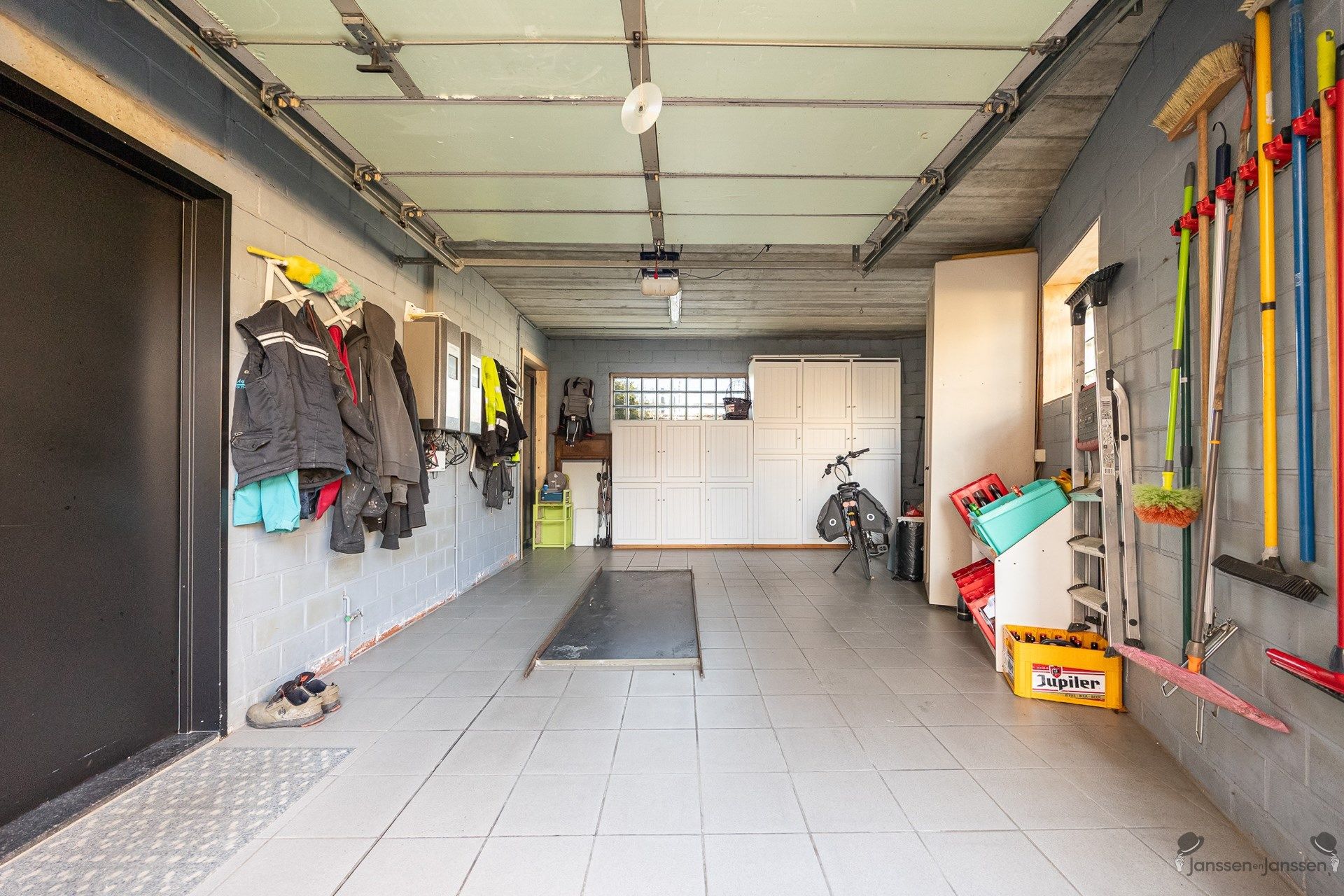 Ruime woning met vijf slaapkamers, vijver en zwembad op 977 m². foto 21