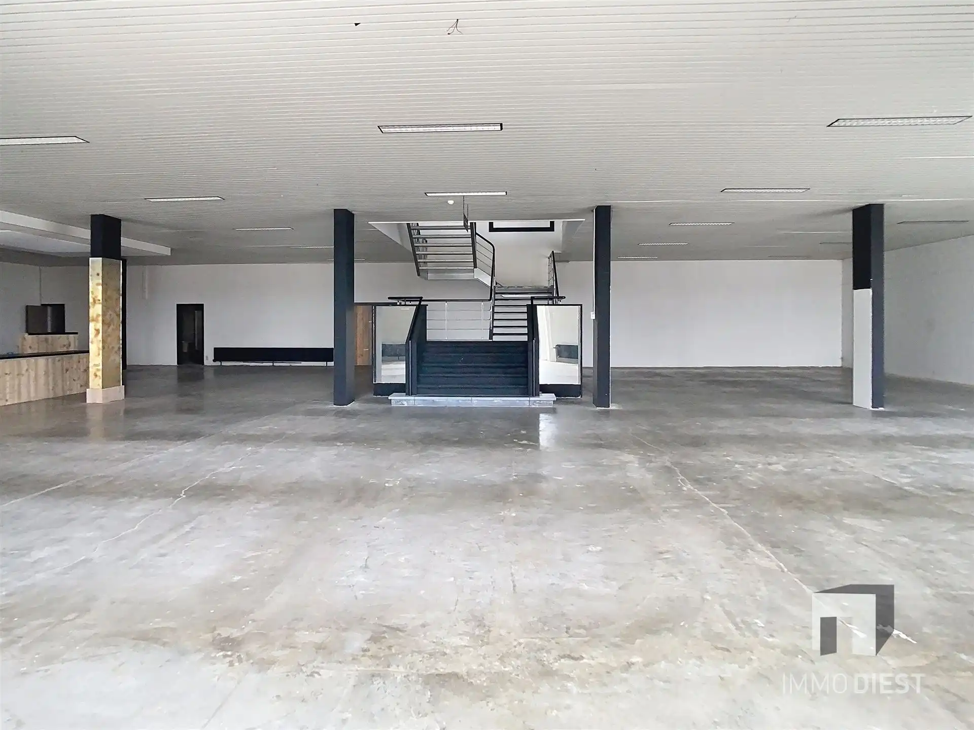 2 handelspanden en 2 appartementen van 3.120m2 met ruime parking op verbindingsweg foto 8