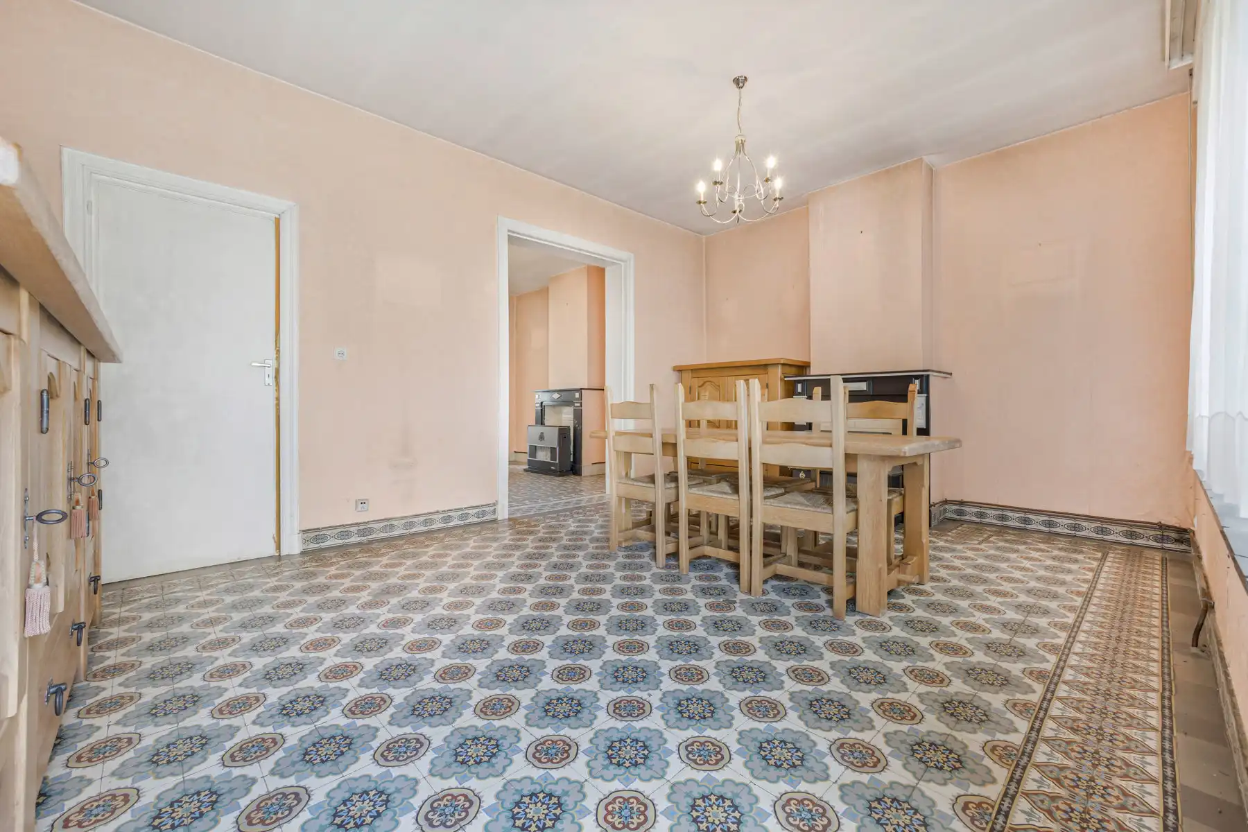 Te renoveren woning met veel mogelijkheden en garage foto 4