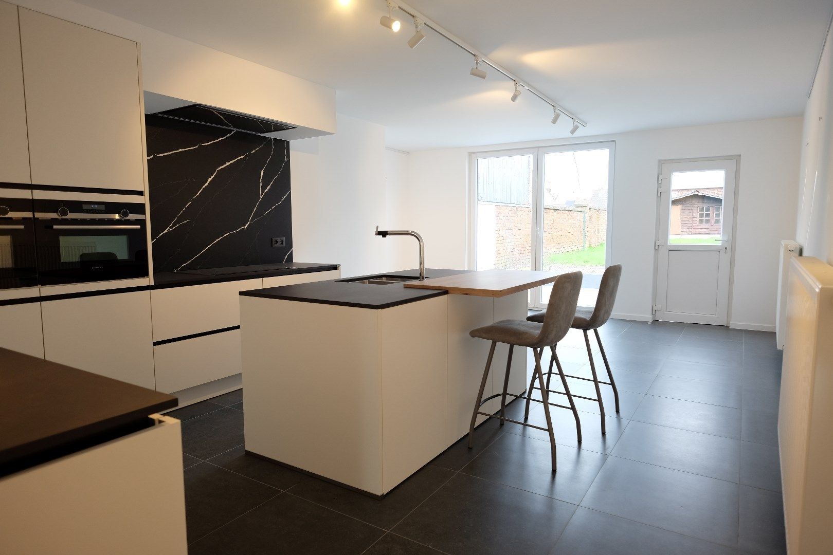Volledig vernieuwde ruime rijwoning met tuin. foto 5