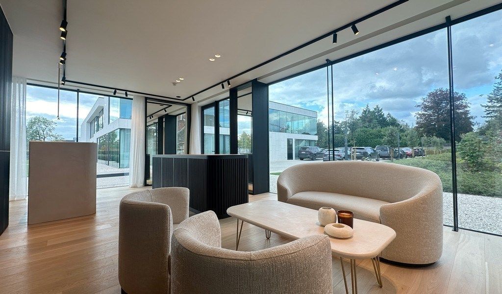 Stijlvol handelspand te huur langs Kortrijksesteenweg in Sint-Martens-Latem foto 5