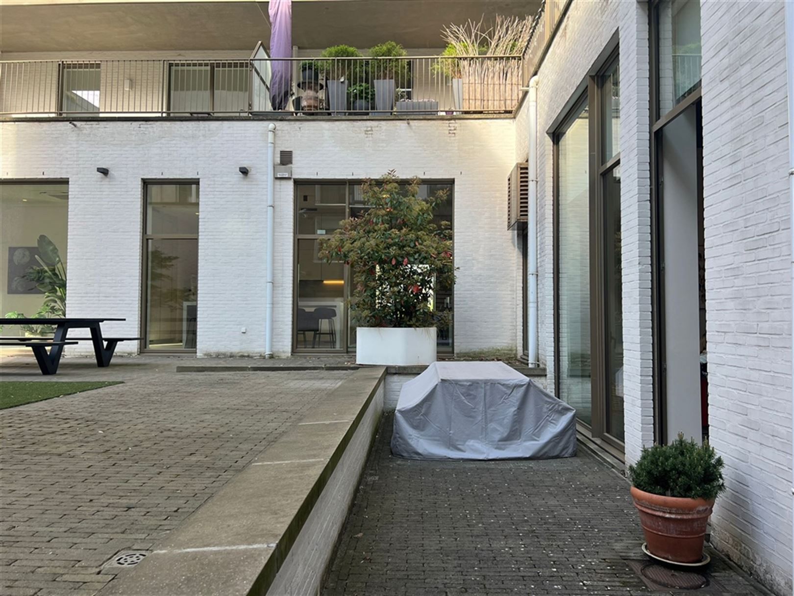 Geliijkvloerse kantoorruimte met hoge plafonds op het Eilandje foto 8