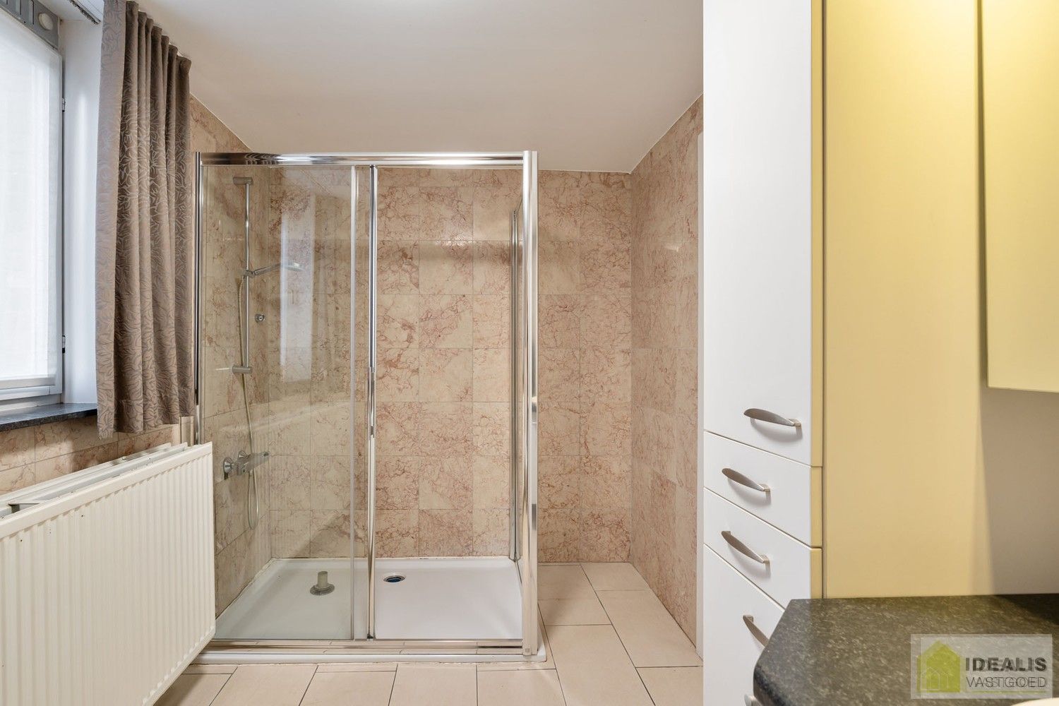 IDEALIS VASTGOED – Ruime te renoveren villa op riant perceel! De villa omvat 198m² netto bewoonbare oppervlakte met een ruime woonkamer en aansluitend uitgeruste keuken, badkamer, 2 grote en 1 kleine slaapkamer, kelder, veranda en 2 garages met sectionale poort van ca. 100m². De villa is gelegen op een prachtig perceel met een oppervlakte van ca. 1,1 hectare (11.000m²)! omgeven door bosgebied! Zeer geschikt voor kandidaten op zoek naar een unieke locatie zeer centraal gelegen, doch volledig omgeven door groen. foto 17