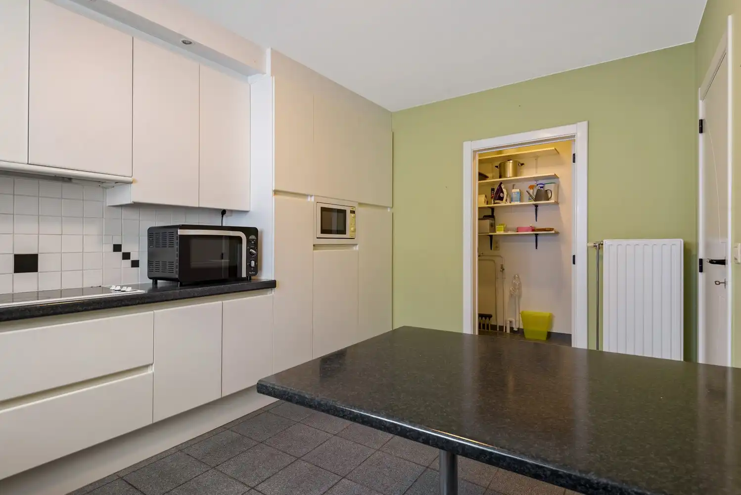 Ruim gelijkvloers appartement met 3 slaapkamers en 2 garageboxen in het centrum van Ranst! foto 8