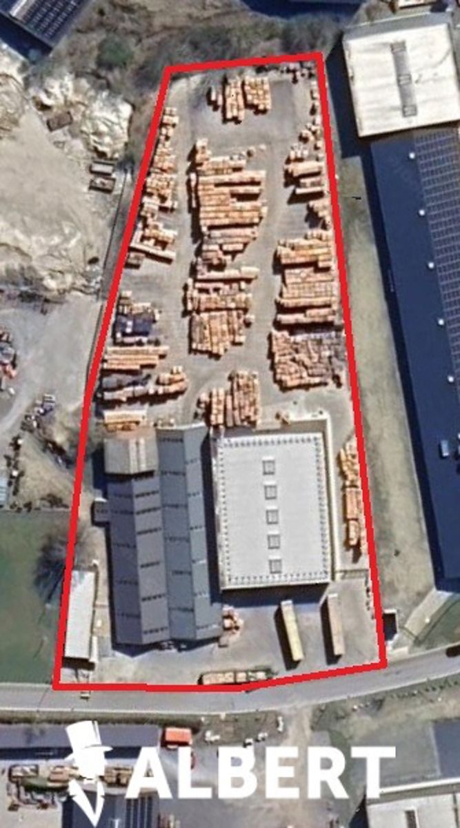 Industriële site met kantoorgebouw en hallen foto {{pictureIndex}}