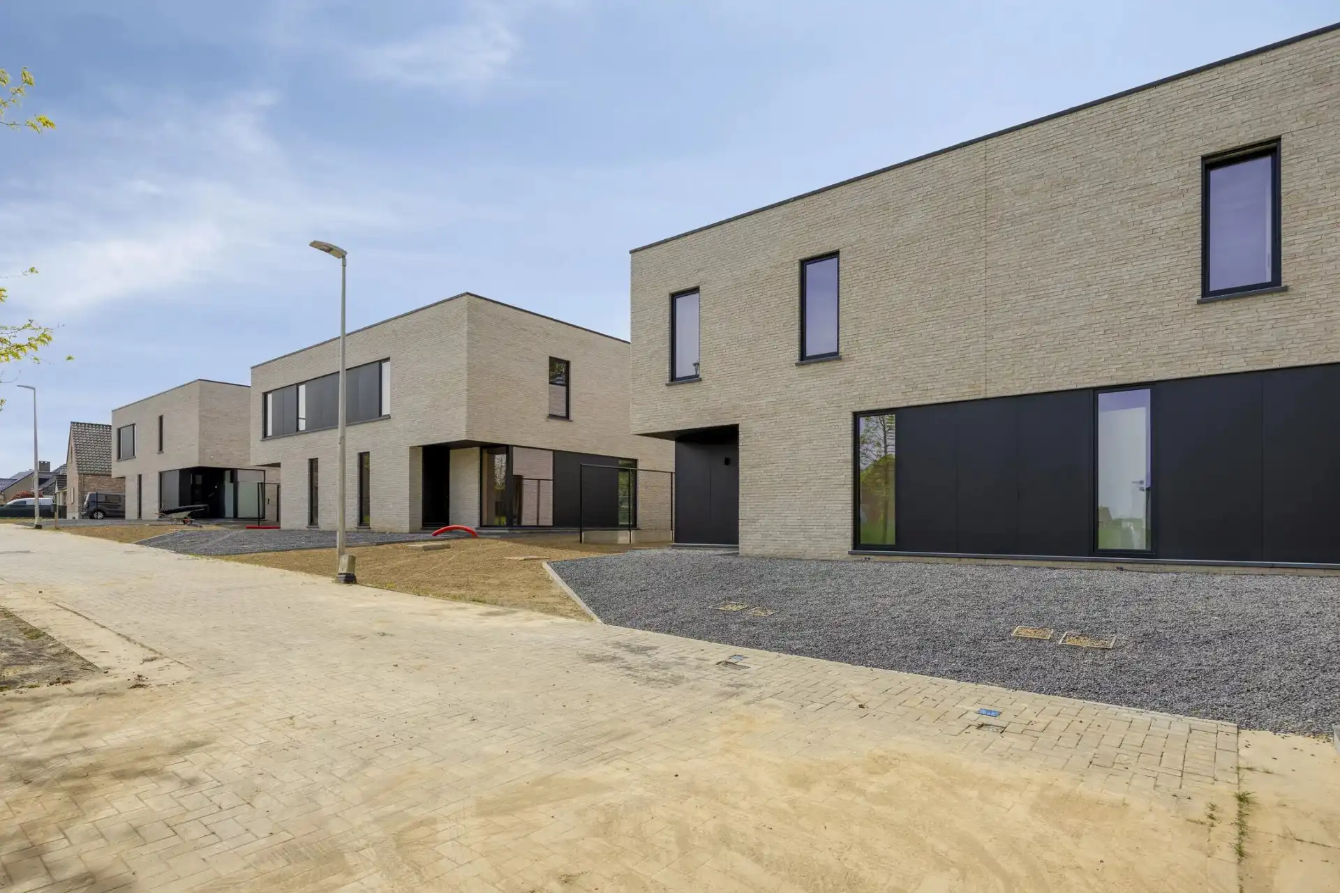 NIEUWBOUWPROJECT: AGNETA ZES MODERNE ENERGIEZUINIGE WONINGEN IN MILLEN foto {{pictureIndex}}