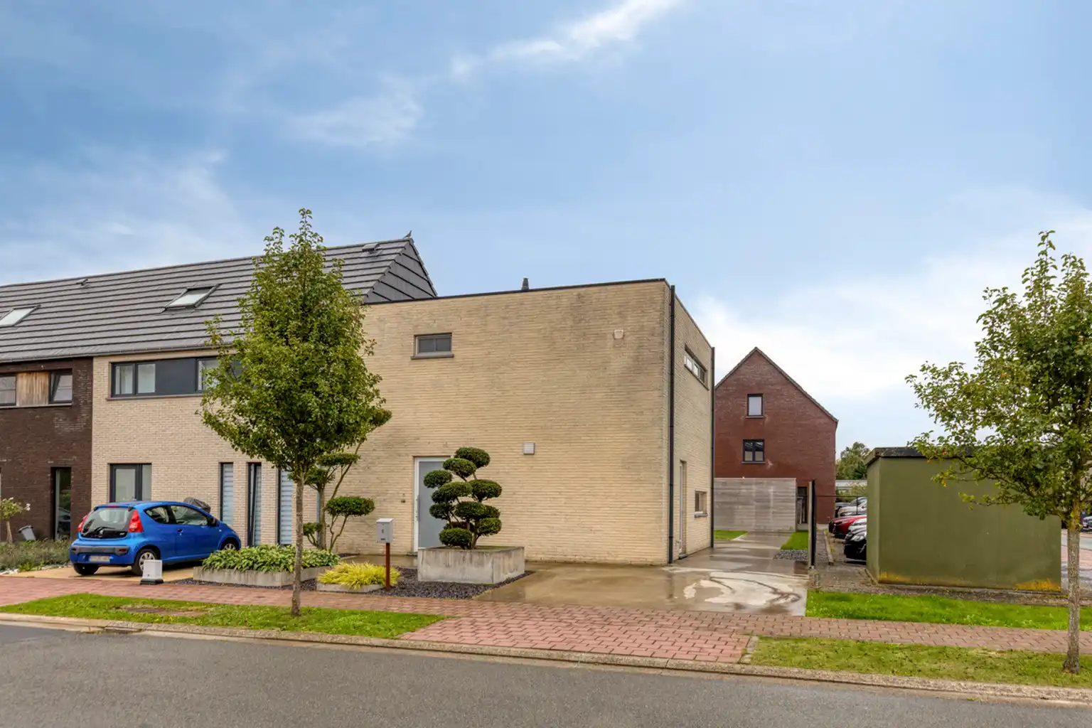 Instapklare halfopen bebouwing met 2 slaapkamers en tuin foto {{pictureIndex}}