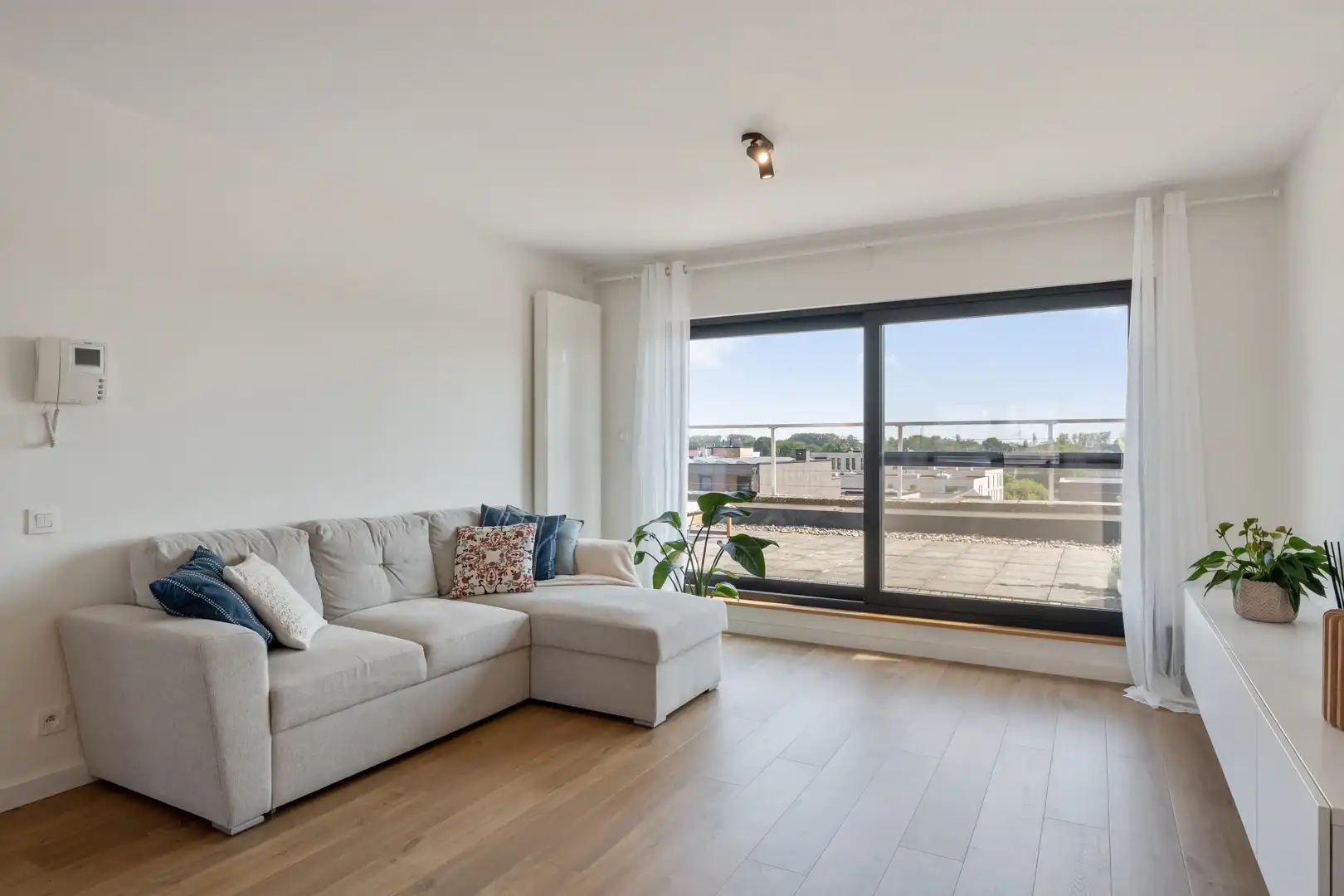 Instapklaar dakappartement met 2 terrassen in centrum Bree foto 11